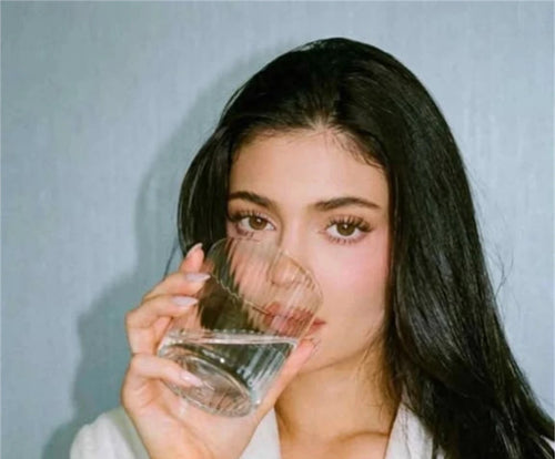 Kylie Jenner, fundadora de k2o, bebiendo un vaso de agua